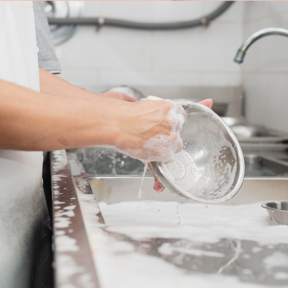 Mitarbeiter *in Spülküche • Person wäscht eine Schale in einer Restaurant Küche • Offene Stellen Gastronomie • Karriere bei Meyerhoff