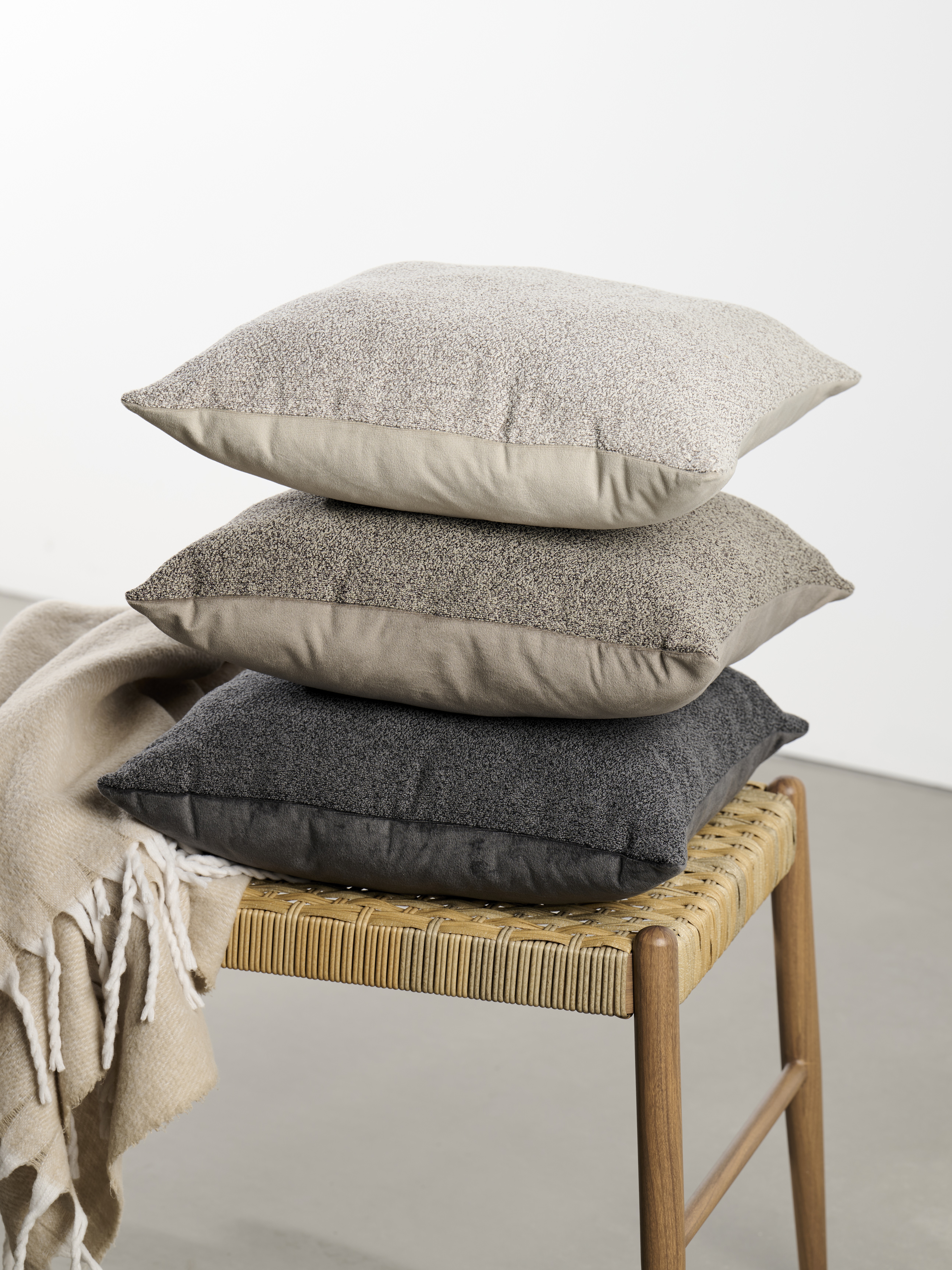 Kissen Bouclé, sort. - samt, 100% polyester, 45x45cm