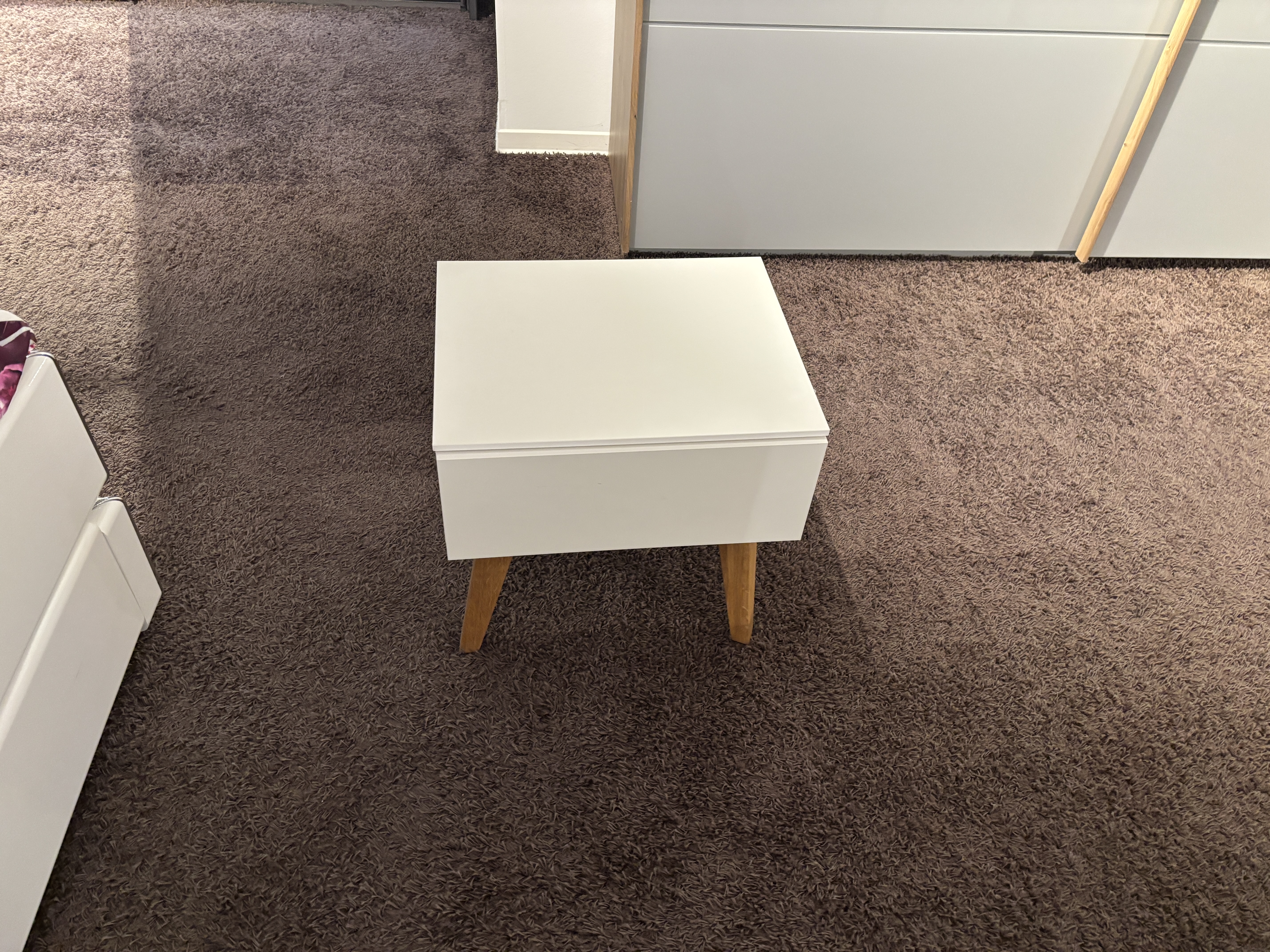 Kommode, weiß Dekor, Füße Wildeiche - MEDEBACH