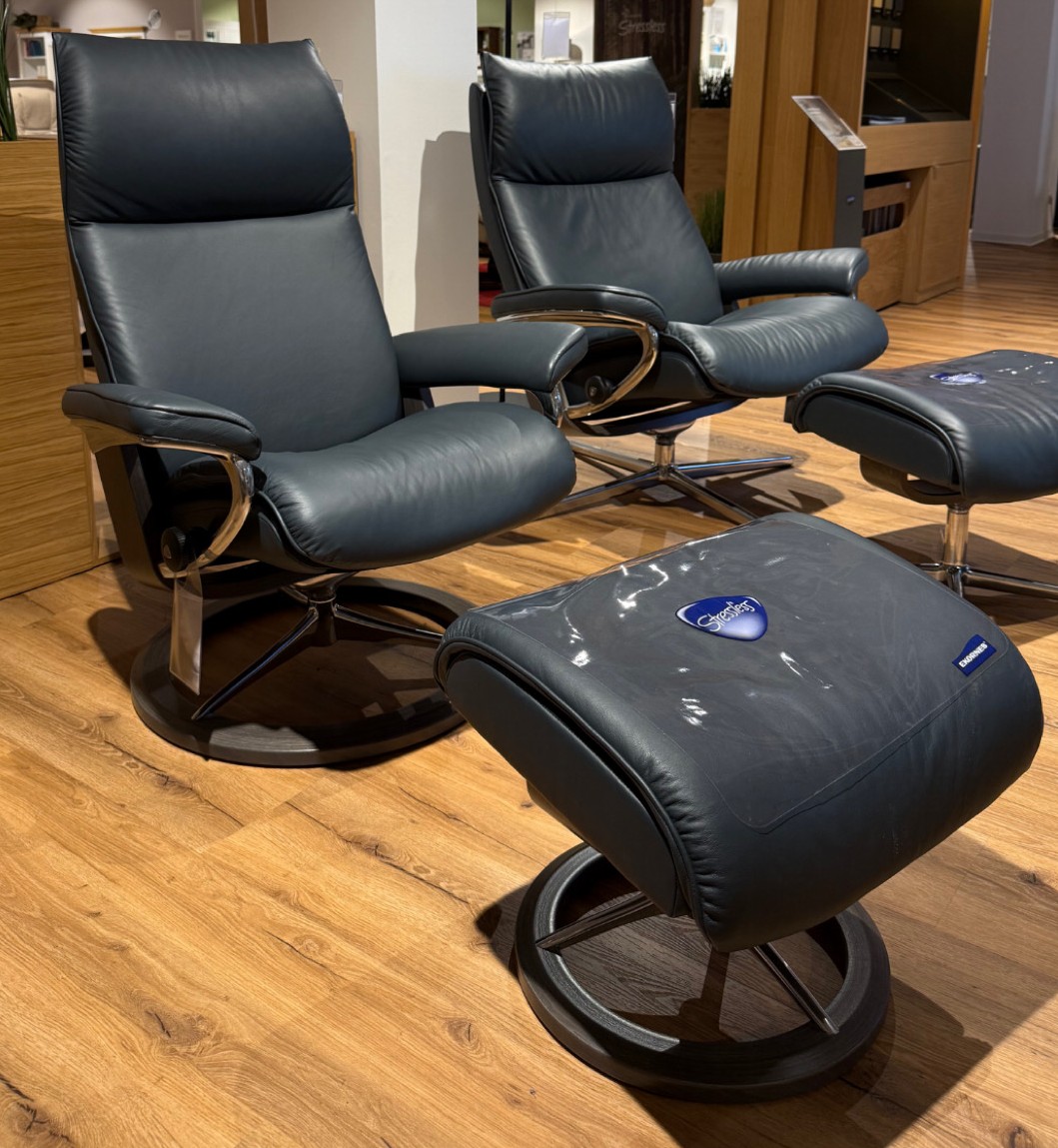 Sessel mit Hocker Aura, Leder shadow blue - Aura
