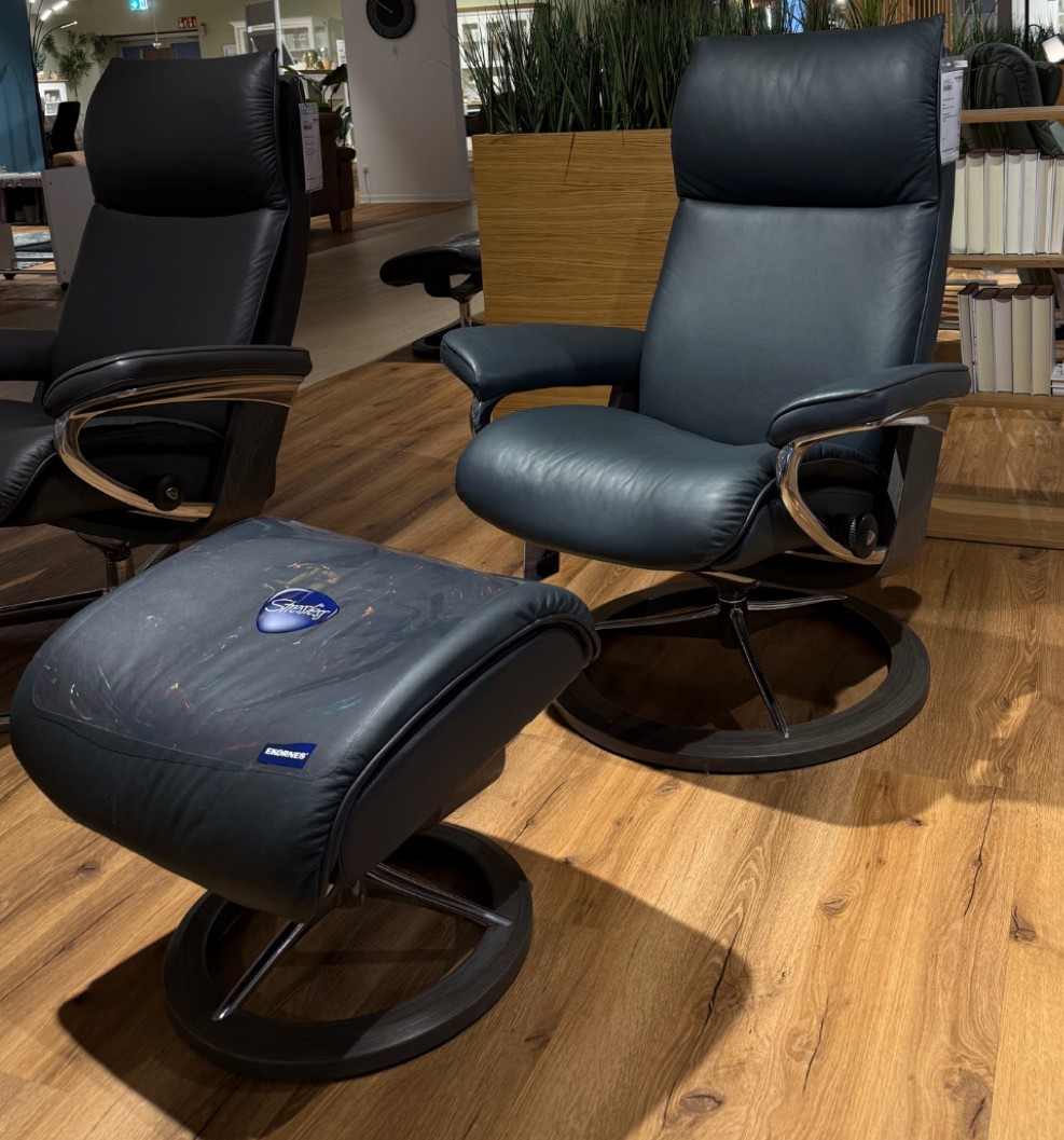 Sessel mit Hocker Aura, Leder shadow blue - Aura