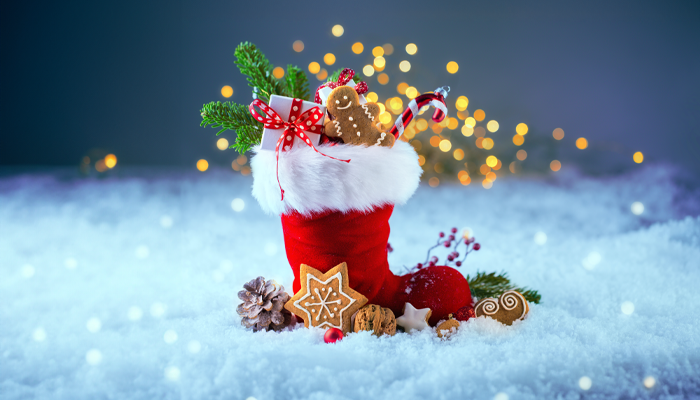 Gefüllter Stiefel vom Nikolaus im Schnee