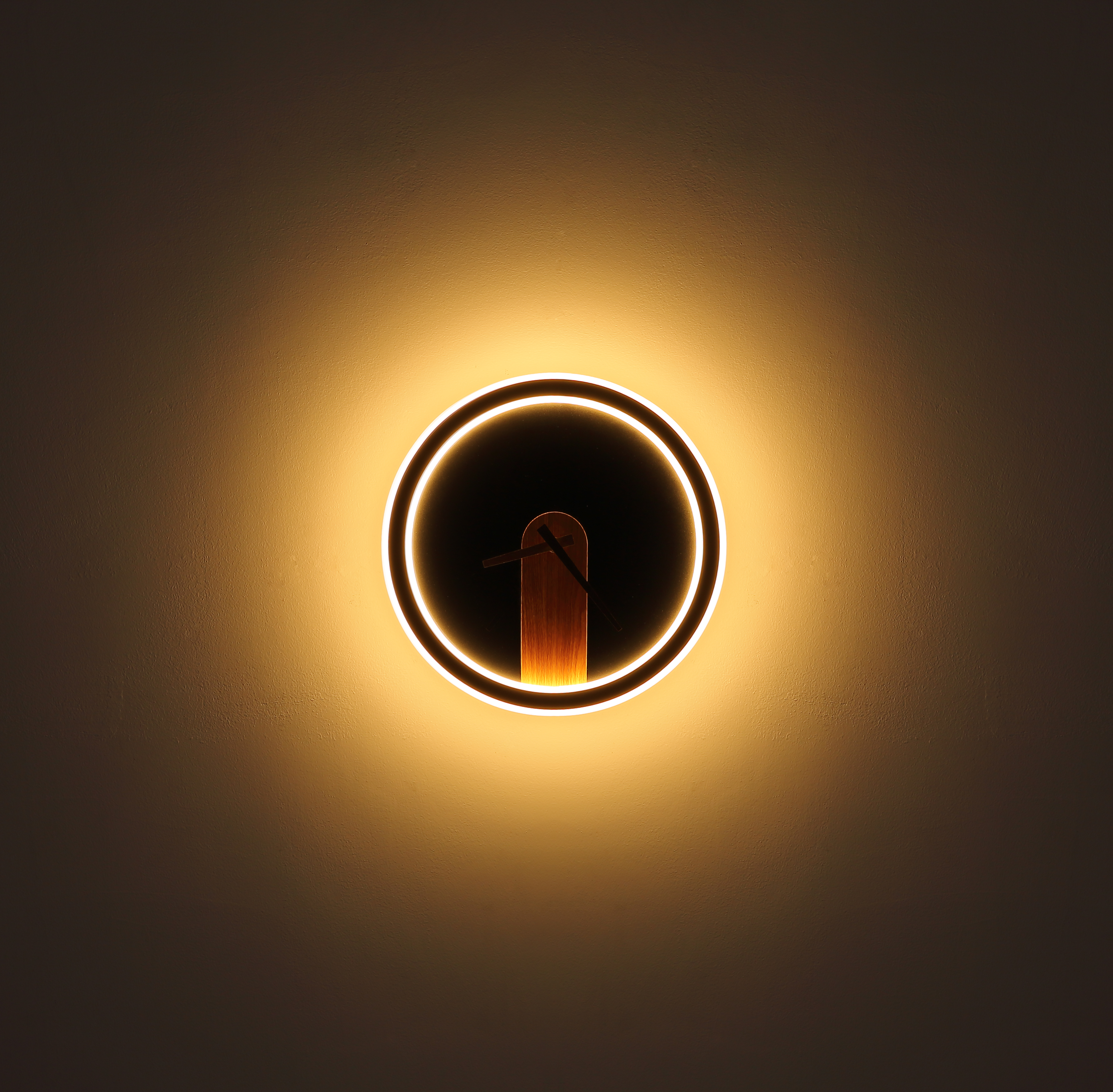 Wanduhr  - schwarz, Metall/Holzoptik