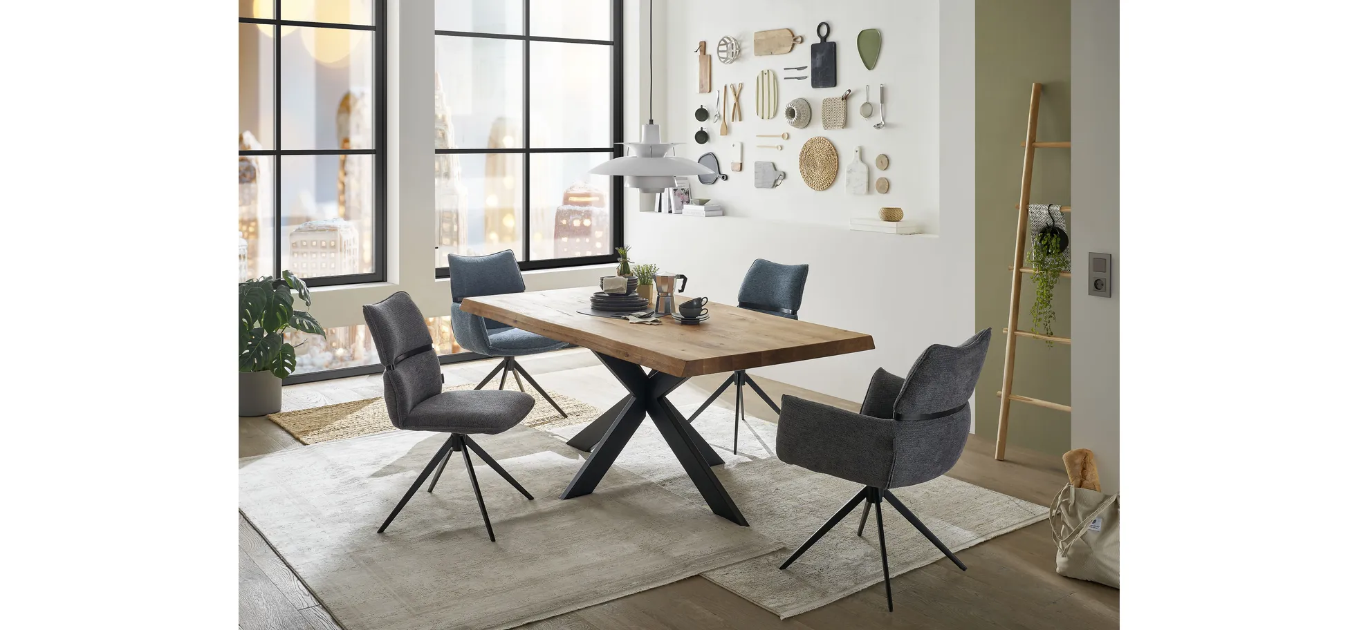 Esstisch - LB ca. 160x90 cm, Wildeiche massiv geölt, Baumkante, Schwarz