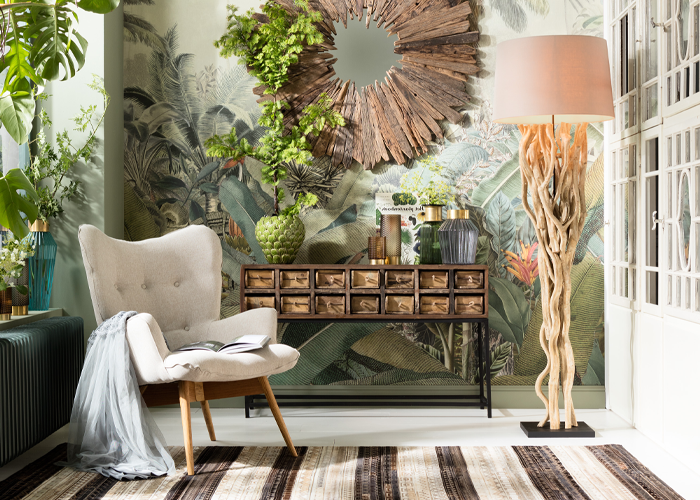 Sessel beige mit Decke vor einer grünen Wand mit Holzkommode • Sessel Vicky KareDesign • Meyerhoff