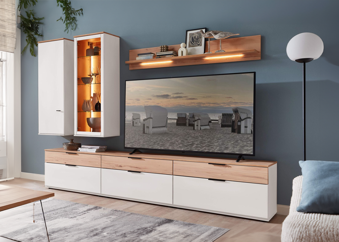 Wohnwand Aveiro mit Lowboard, Wandboard und Hängevitrine in Tonweiß und Absatz Balkenbuche • Meyerhoff