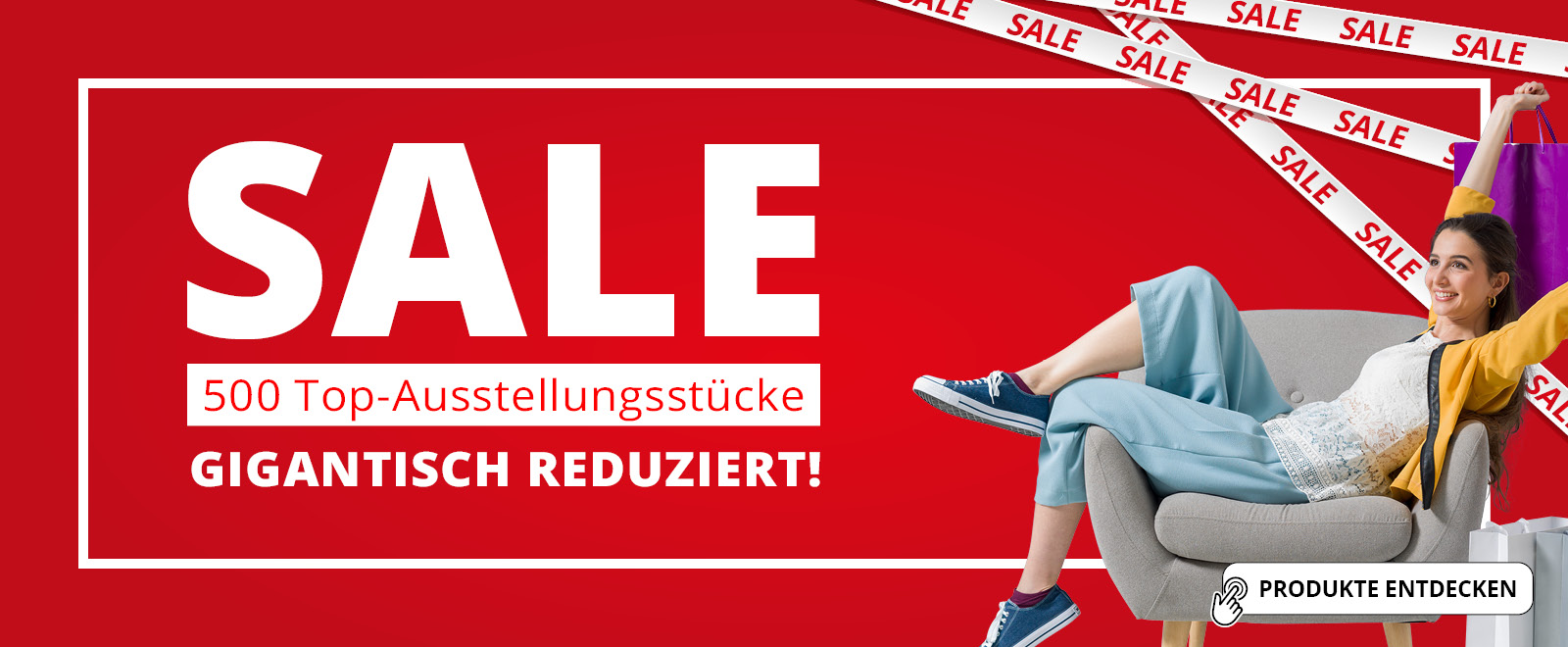 Sale&#x20;&#x2022;&#x20;500&#x20;Top-Ausstellungsst&#x00FC;cke&#x20;gigantisch&#x20;reduziert&#x20;&#x2022;&#x20;Schrift&#x20;auf&#x20;wei&#x00DF;em&#x20;Grund,&#x20;ein&#x20;wei&#x00DF;es&#x20;Banner&#x20;mit&#x20;der&#x20;Schrift&#x20;Sale&#x20;und&#x20;eine&#x20;Frau&#x20;auf&#x20;einem&#x20;Sessel&#x20;mit&#x20;Einkaufst&#x00FC;ten&#x20;&#x2022;&#x20;Meyerhoff