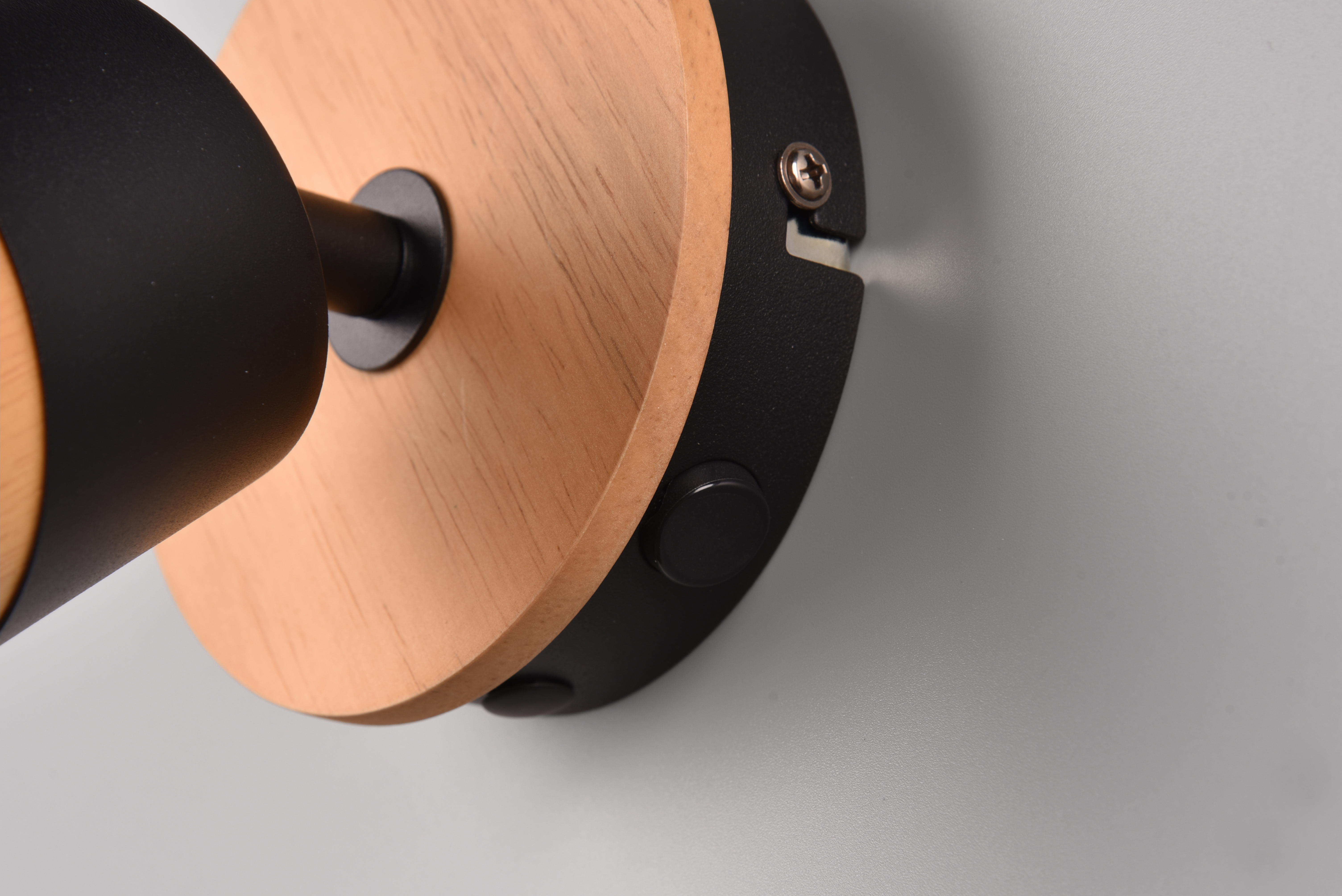 Strahler Aruni - Schwarz Metall-Design mit Holzakzenten